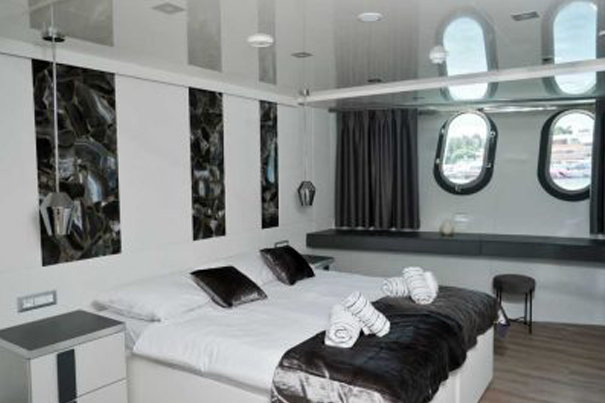 AURELIA-Lower-Deck-Porthole-Cabins-Discover-Croatia-image-400x268